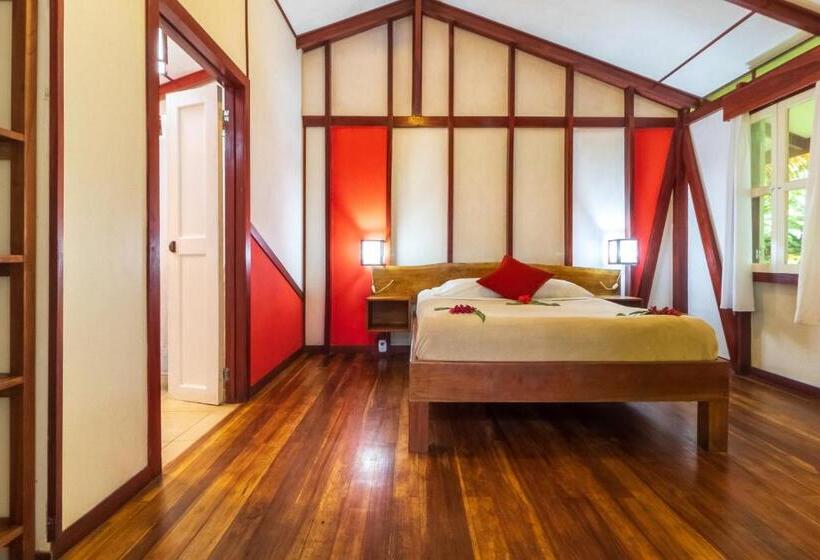 بنجلو قياسى, Namuwoki Lodge