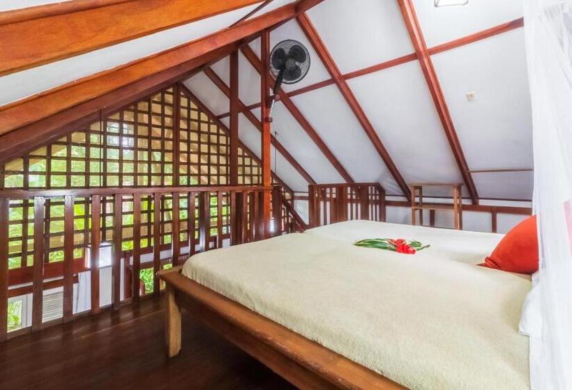 بنجلو عائلى, Namuwoki Lodge