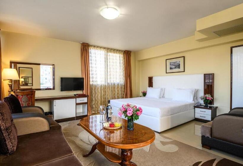 سوییت جونیور با بالکن, Royal Plaza By Stellar Hotels, Yerevan
