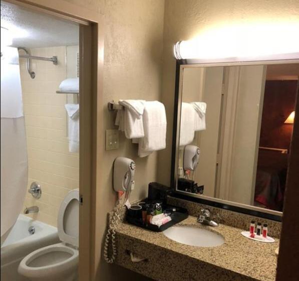 キングサイズベッドのスタンダードルーム, Michigan City Inn