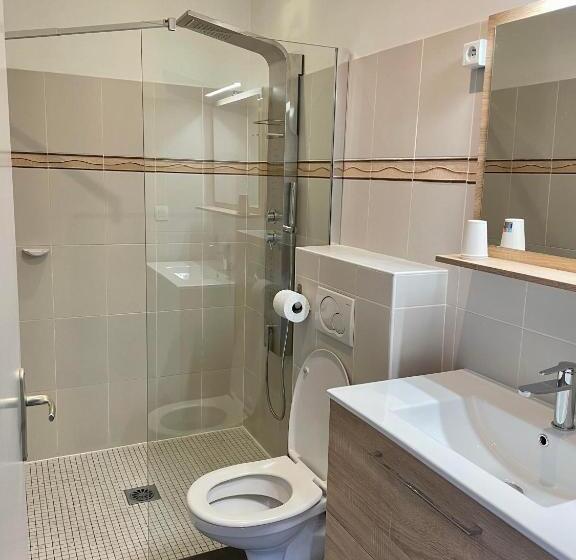 Quarto Triplo Estandar, Chambres Zazpiak