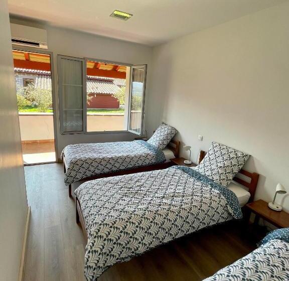 Номер Стандарт Трехместный, Chambres Zazpiak