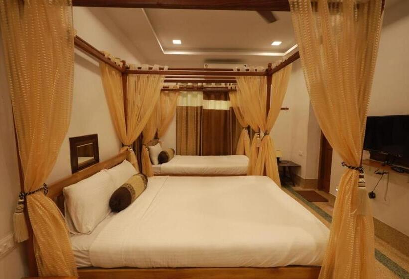 Номер Стандарт Трехместный, Royal Stay Vintage