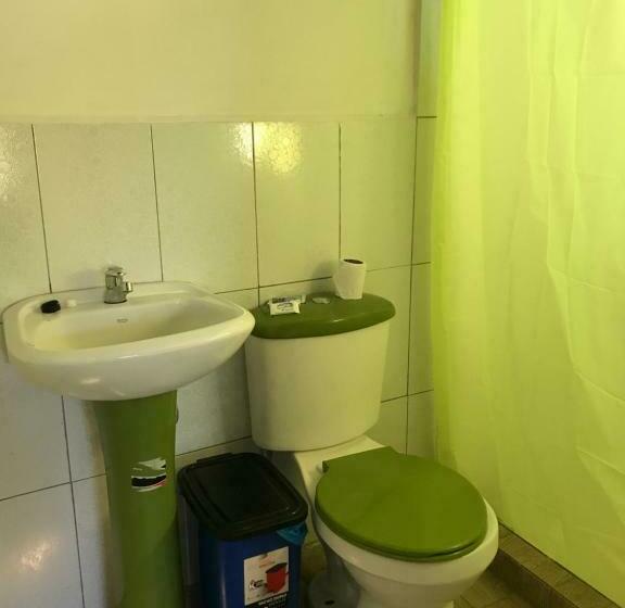家庭间, Hostal Fara
