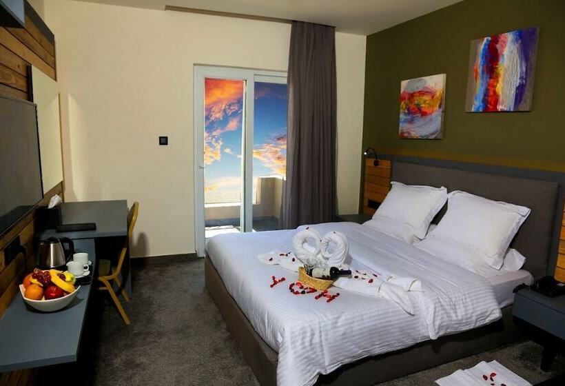 اتاق لوکس سه تخته, Aitch Boutique Hotel   An Lih