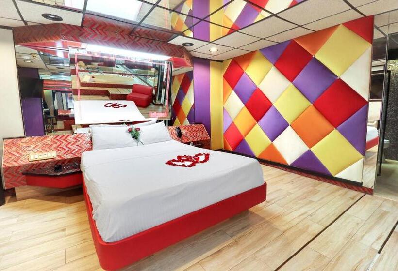 سوئیت با وان آب گرم, Hollywood Motel