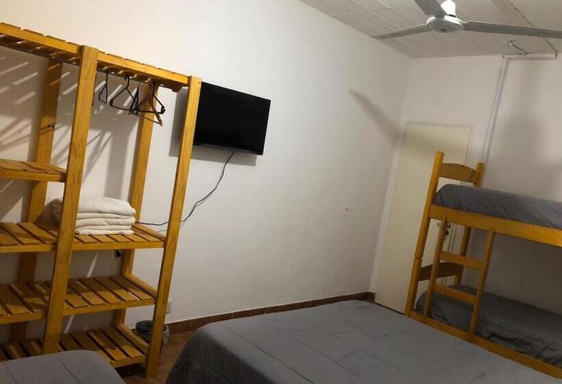 家庭房间共用浴室, El Faro Hostel