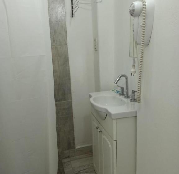 标准三人间, El Faro Hostel