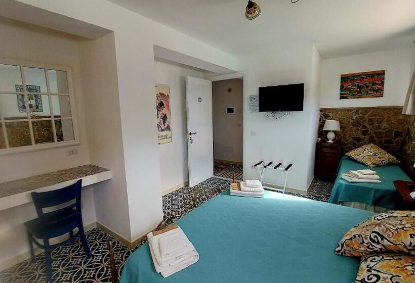 Трехместный Номер Стандарт Вид на Бассейн, Vfh Villa Flavia Eco B&b   50 Metri Dal Mare