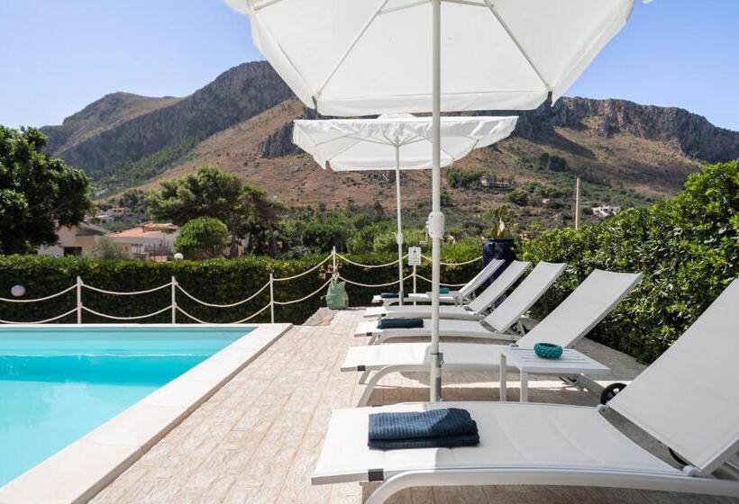 اتاق استاندارد سه تخته با چشم‌انداز استخر, Vfh Villa Flavia Eco B&b   50 Metri Dal Mare