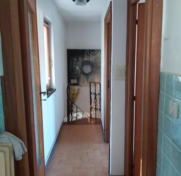 Family Suite, Rana Cantante