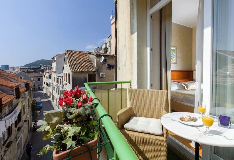 Номер Superior с Балконом, Royal Suites