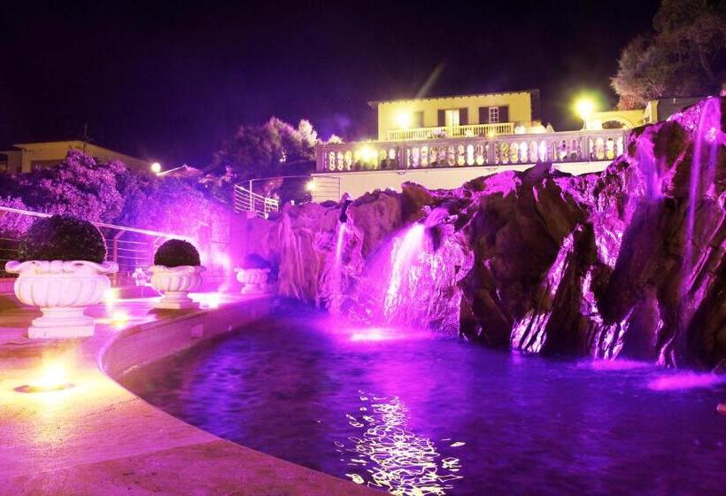 اتاق استاندارد چهارنفره با چشم‌انداز جانبی دریا, Villa Margherita