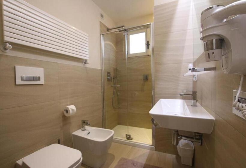 اتاق اساندارد با چشم‌انداز جانبی به دریا, Villa Margherita
