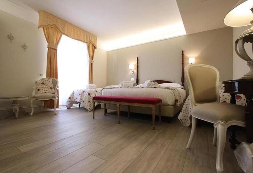 اتاق استاندارد چهارنفره با چشم‌انداز جانبی دریا, Villa Margherita