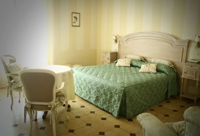 اتاق کلاسیک سه تخته, Villa Margherita