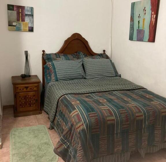 اتاق استاندارد چهار تخته, Hostal Casa Blanca
