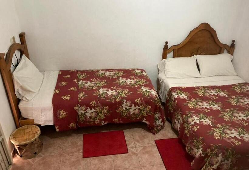 اتاق ساده سه‌ نفره, Hostal Casa Blanca