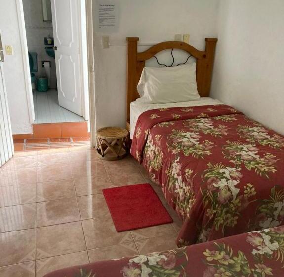 اتاق ساده سه‌ نفره, Hostal Casa Blanca
