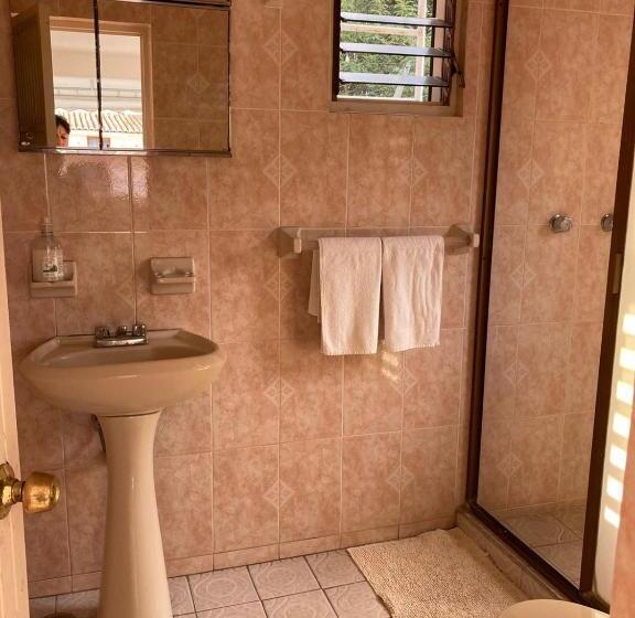 اتاق استاندارد با سرویس بهداشتی مشترک, Hostal Casa Blanca