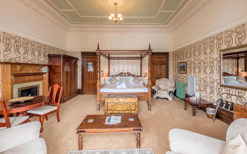 سوییت جونیور, Craigard House