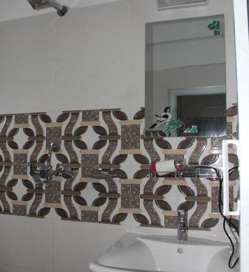 اتاق لوکس با تخت بزرگ, Yatri