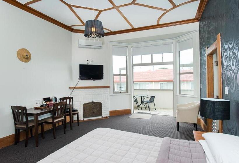 스탠다드 스튜디오, Ahikaa Gisborne Motel