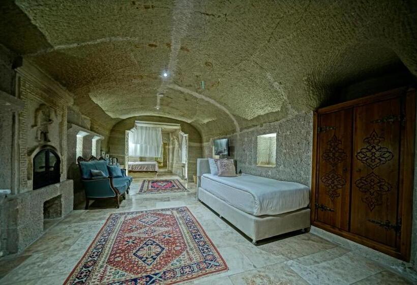 Полулюкс, Holiday Cave