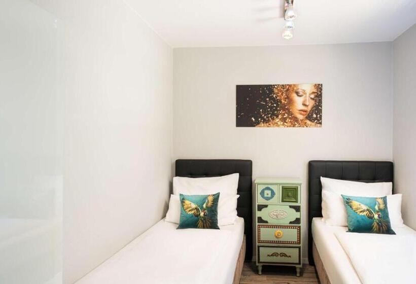 اتاق استاندارد چهار تخته, Arthotel Ana Gold