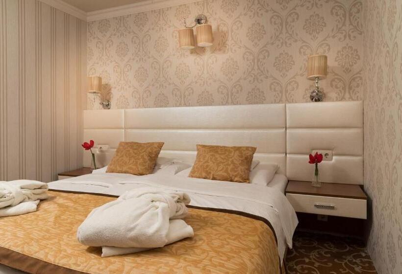 اتاق خانوادگی, Golden Ball Club