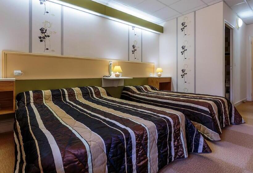 Номер Стандарт Трехместный, Hôtel Restaurant La Crèche Et Sa Piscine Intérieure   Logis Hôtels