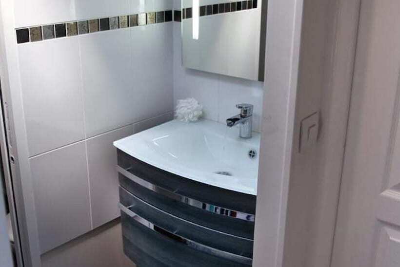 اتاق استاندارد یک نفره, Briand Devient Hotel Ipl