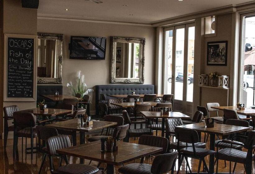 스탠다드 스튜디오, Oscars Hotel And Cafe Bar