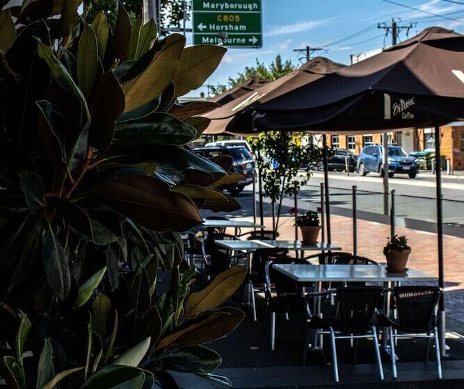 스탠다드 스튜디오, Oscars Hotel And Cafe Bar