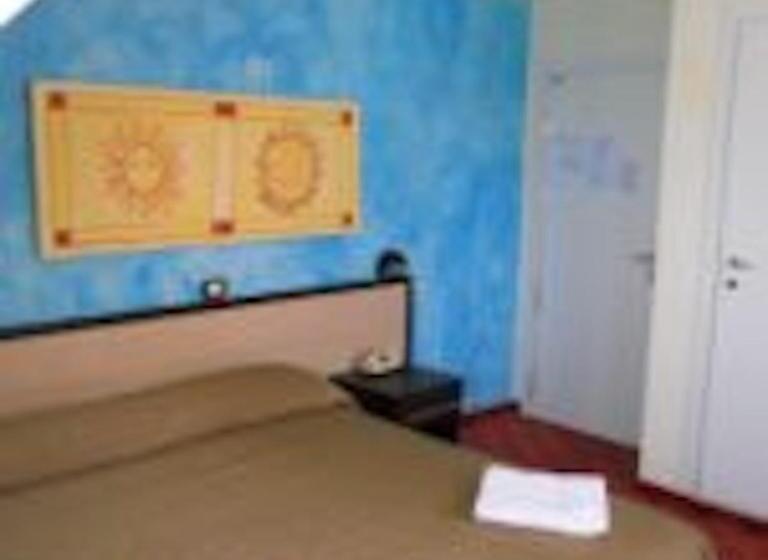 Economy Triple Room, Ori