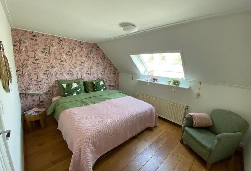 Номер Стандарт, Het Opgemaakte Bed