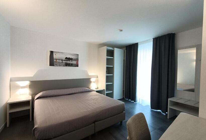 Номер Superior с Балконом, Paris