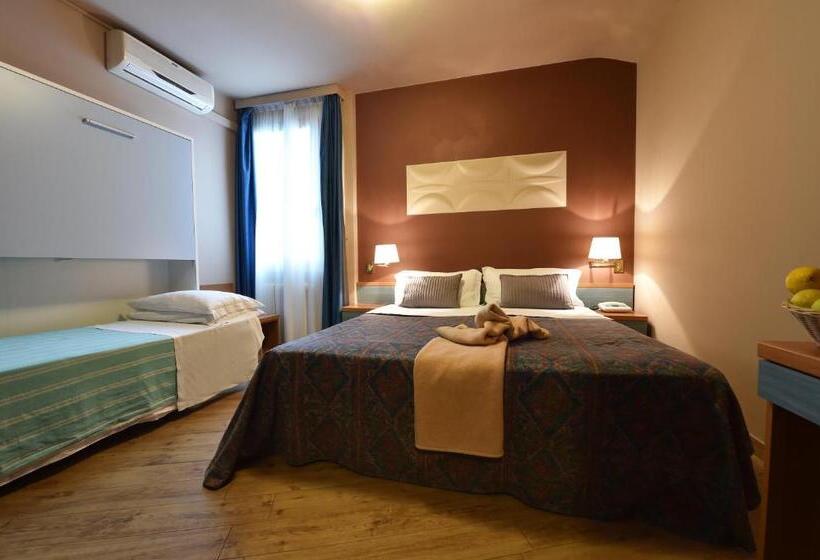 标准三人间, Ambra Hotel   The Only Central Lakeside Hotel In Iseo