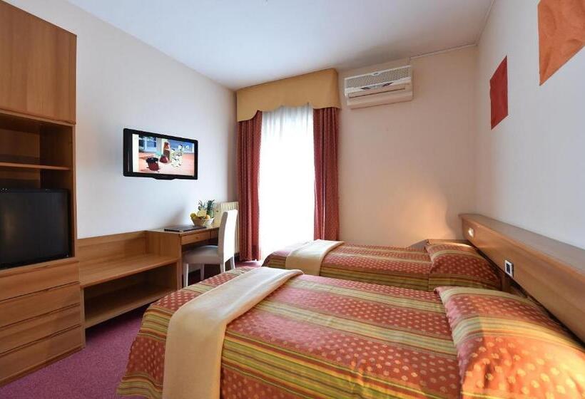 Номер Стандарт с Балконом, Ambra Hotel   The Only Central Lakeside Hotel In Iseo