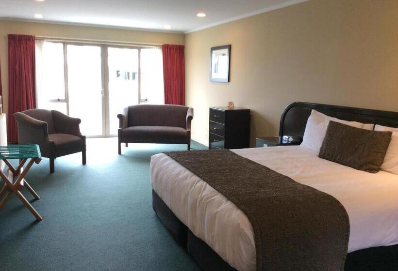 스탠다드 스튜디오, Cornwall Motor Lodge