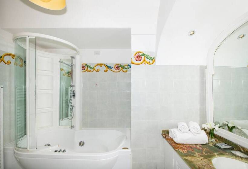 اتاق لوکس با چشم‌انداز دریا, Villa Yiara