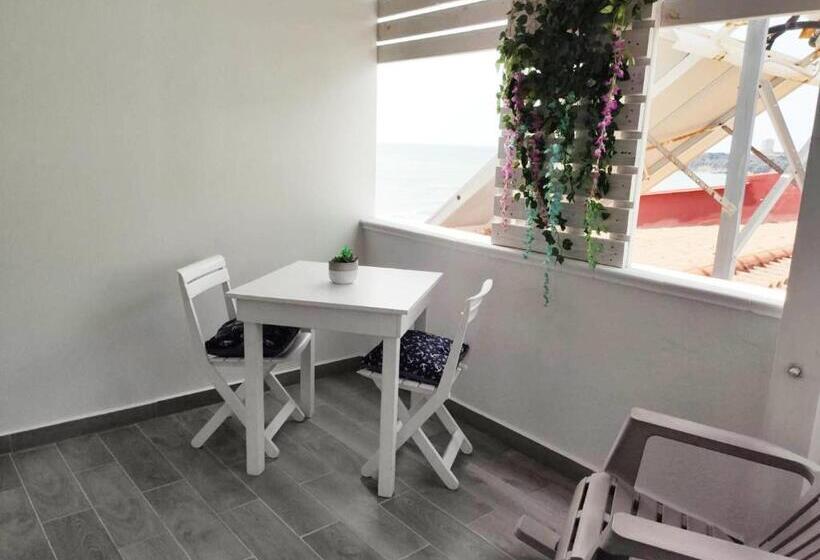 اتاق خانوادگی, B&b Capo Rizzuto Fronte Mare