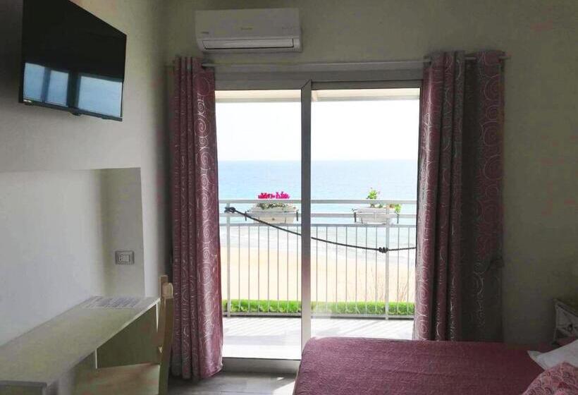 اتاق لوکس با بالکن و چشم‌انداز دریا, B&b Capo Rizzuto Fronte Mare