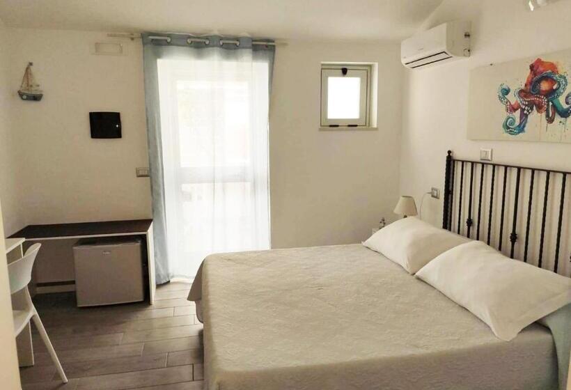 اتاق خانوادگی, B&b Capo Rizzuto Fronte Mare