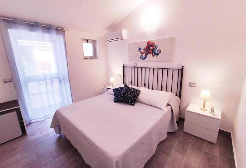 اتاق خانوادگی, B&b Capo Rizzuto Fronte Mare