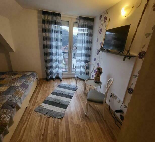 اتاق استاندارد, House Of Julia