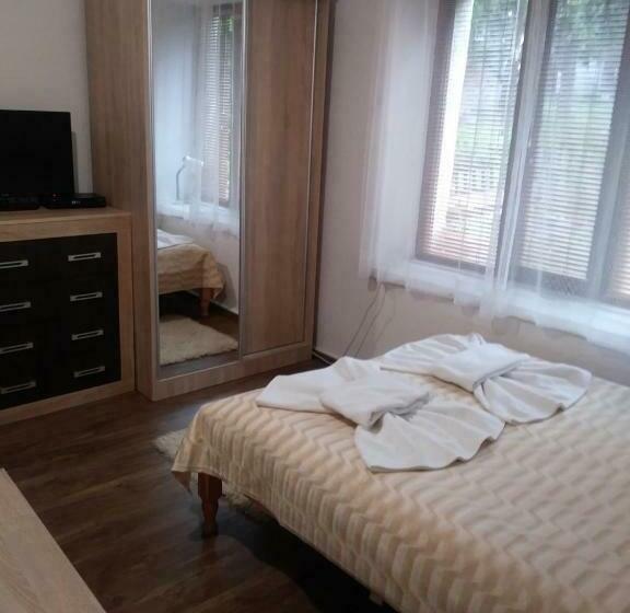 اتاق کلاسیک سه تخته, Guest House Emmy