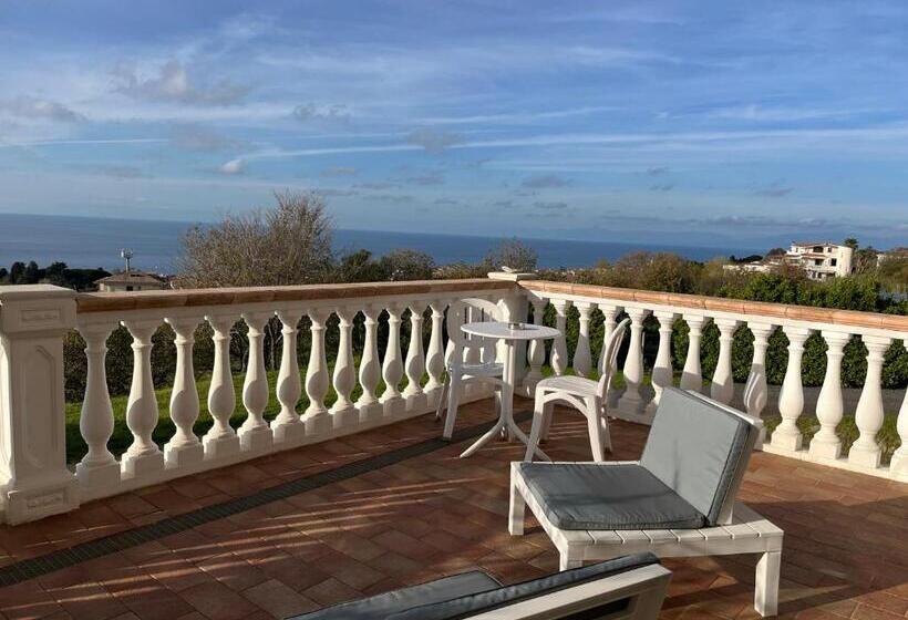 غرفة قياسية ثلاثية مزودة بشرفة, Residenza Domus Aurea Tropea  Vista Mare