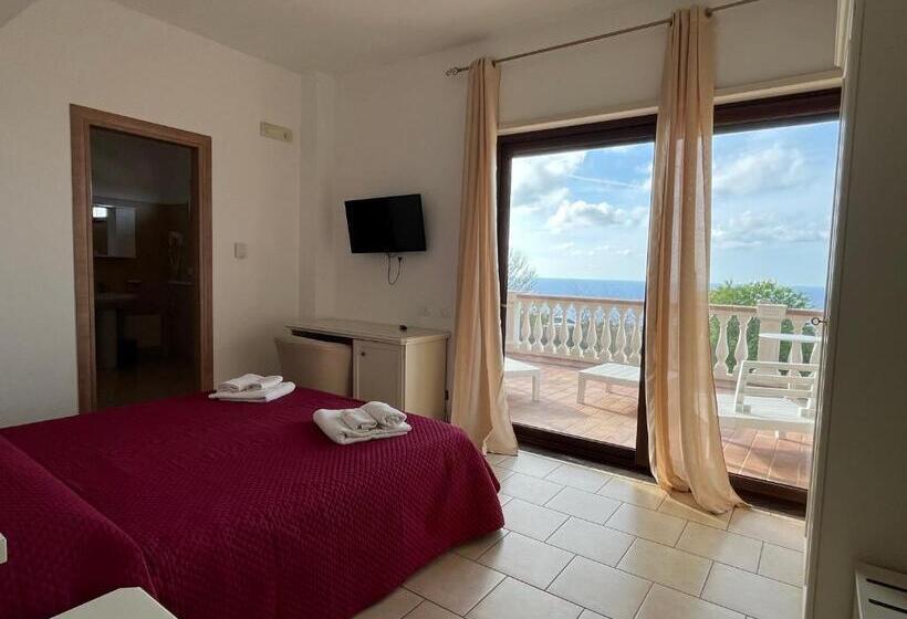 غرفة قياسية مزوَّدة بتراس, Residenza Domus Aurea Tropea  Vista Mare