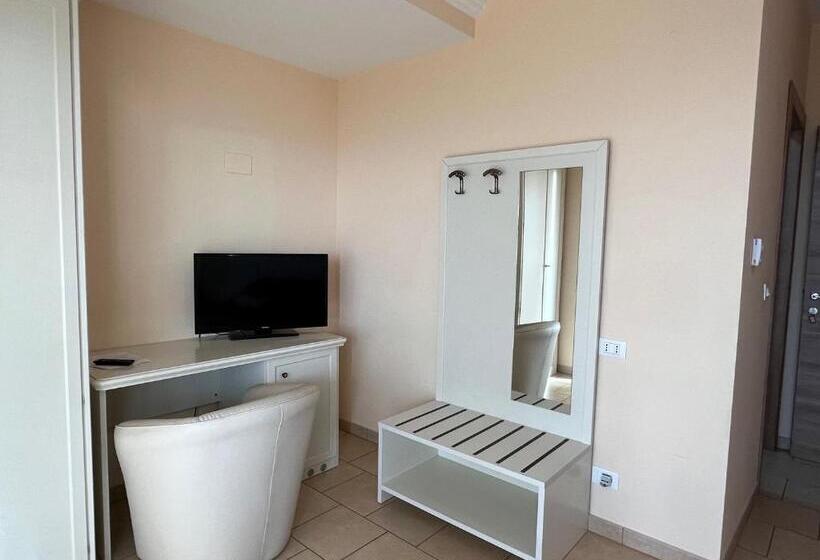 غرفة ديلوكس مطلّة علي البحر مزوَّدة بشُرفة, Residenza Domus Aurea Tropea  Vista Mare